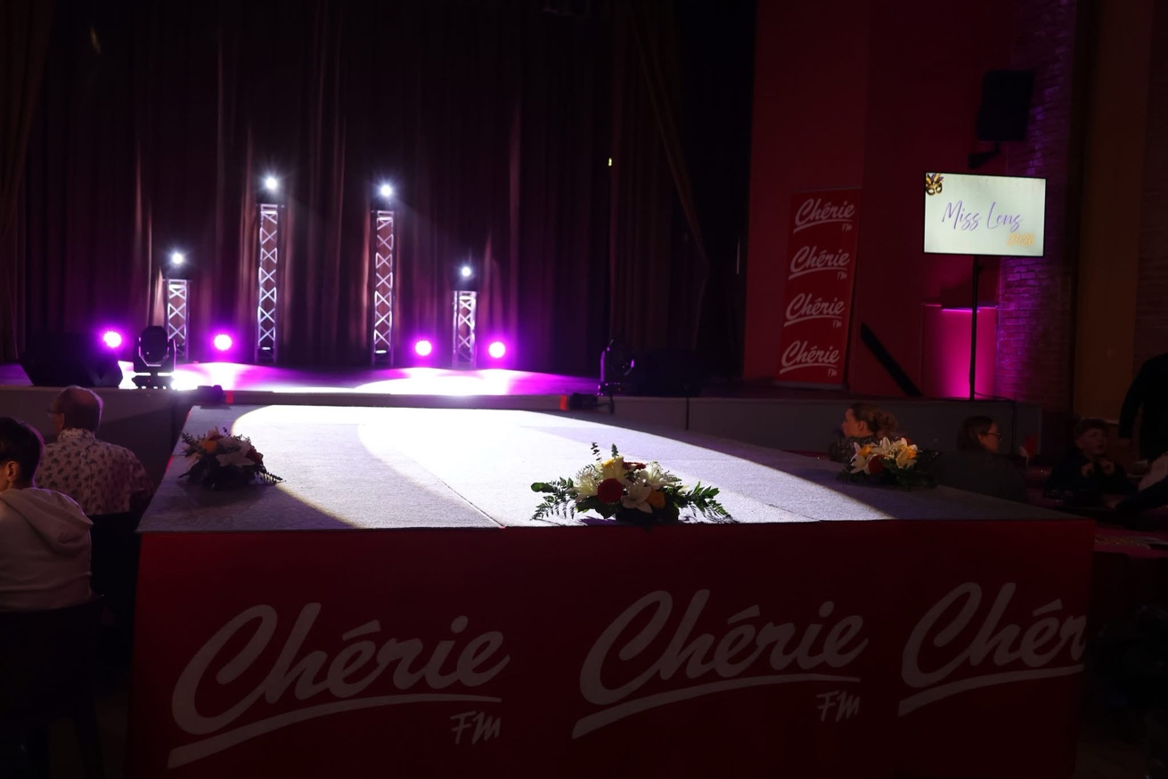 Miss Lens — Scène